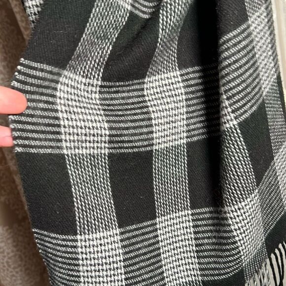 Black and white Scarf with Fringe - Picture 2 of 2